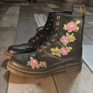 Dr Martins Floral Embroidered (like new)